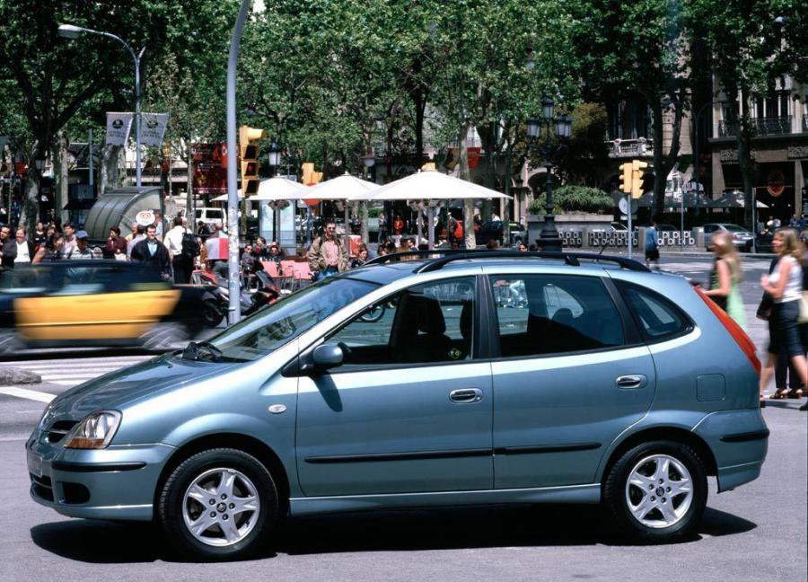  Nissan Almera Tino 2000 года  (фото 6 из 18)